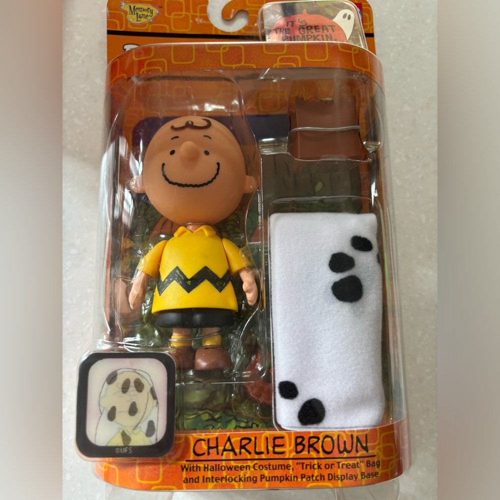 NWT Halloween Peanuts "It's the Great Pumpkin Charlie Brown figurine ghost